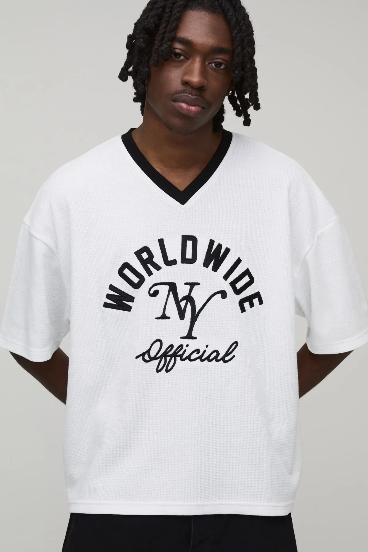 boohooMAN T-shirt Gaufré Ringer Col V Oversize Avec Broderie Worldwide<Homme T-Shirts Impriméstendances|T-Shirts