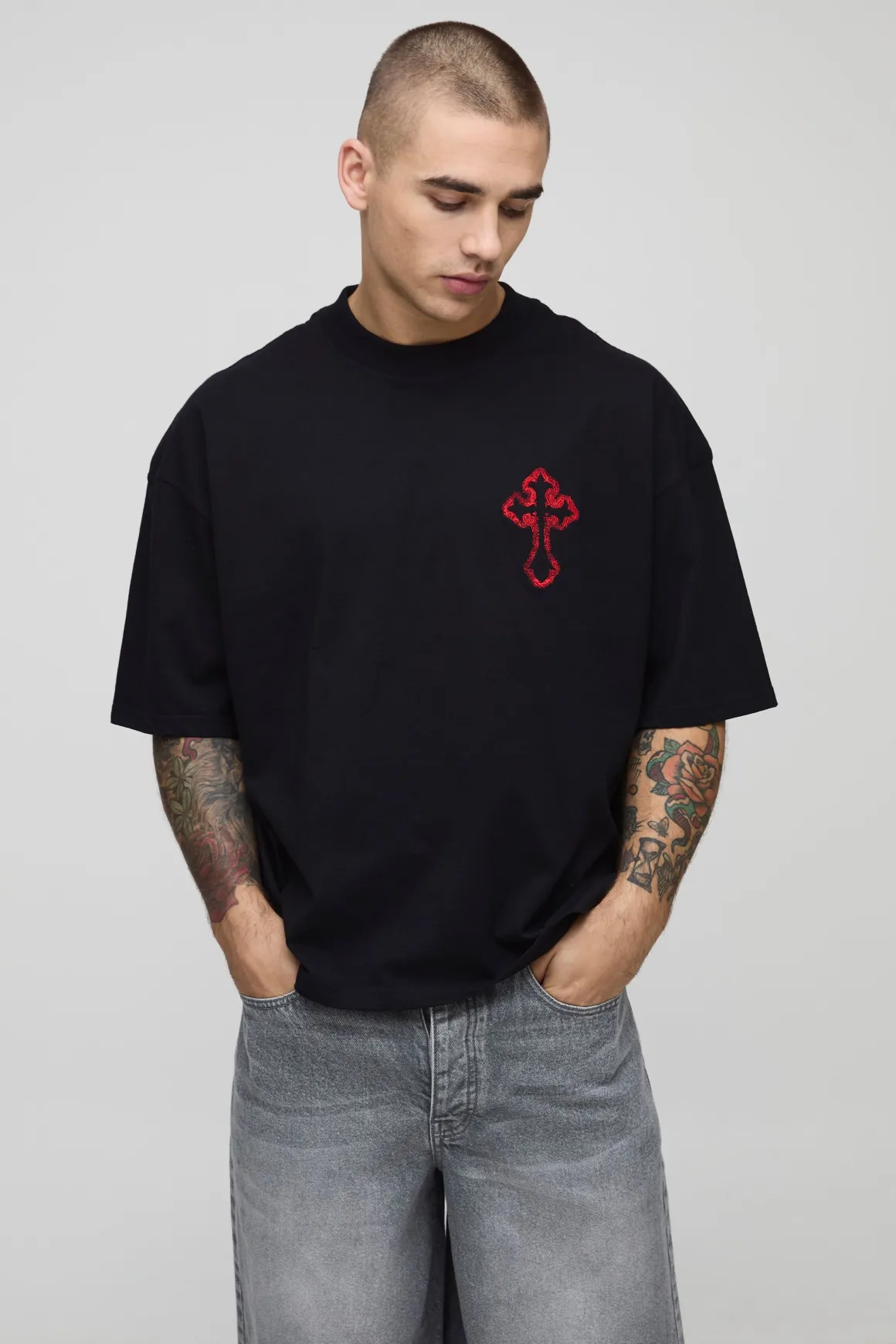 T-shirt gothique boxy surdimensionné à croix brodée