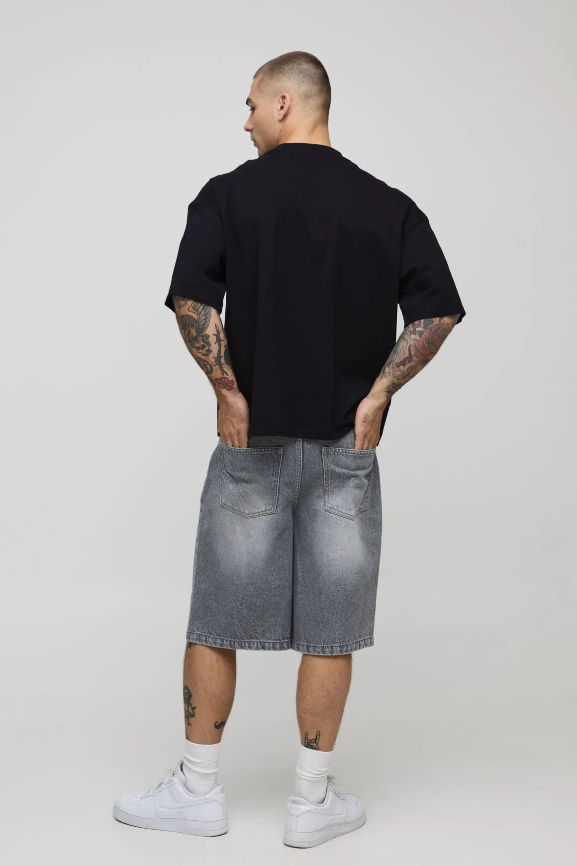 T-shirt gothique boxy surdimensionné à croix brodée