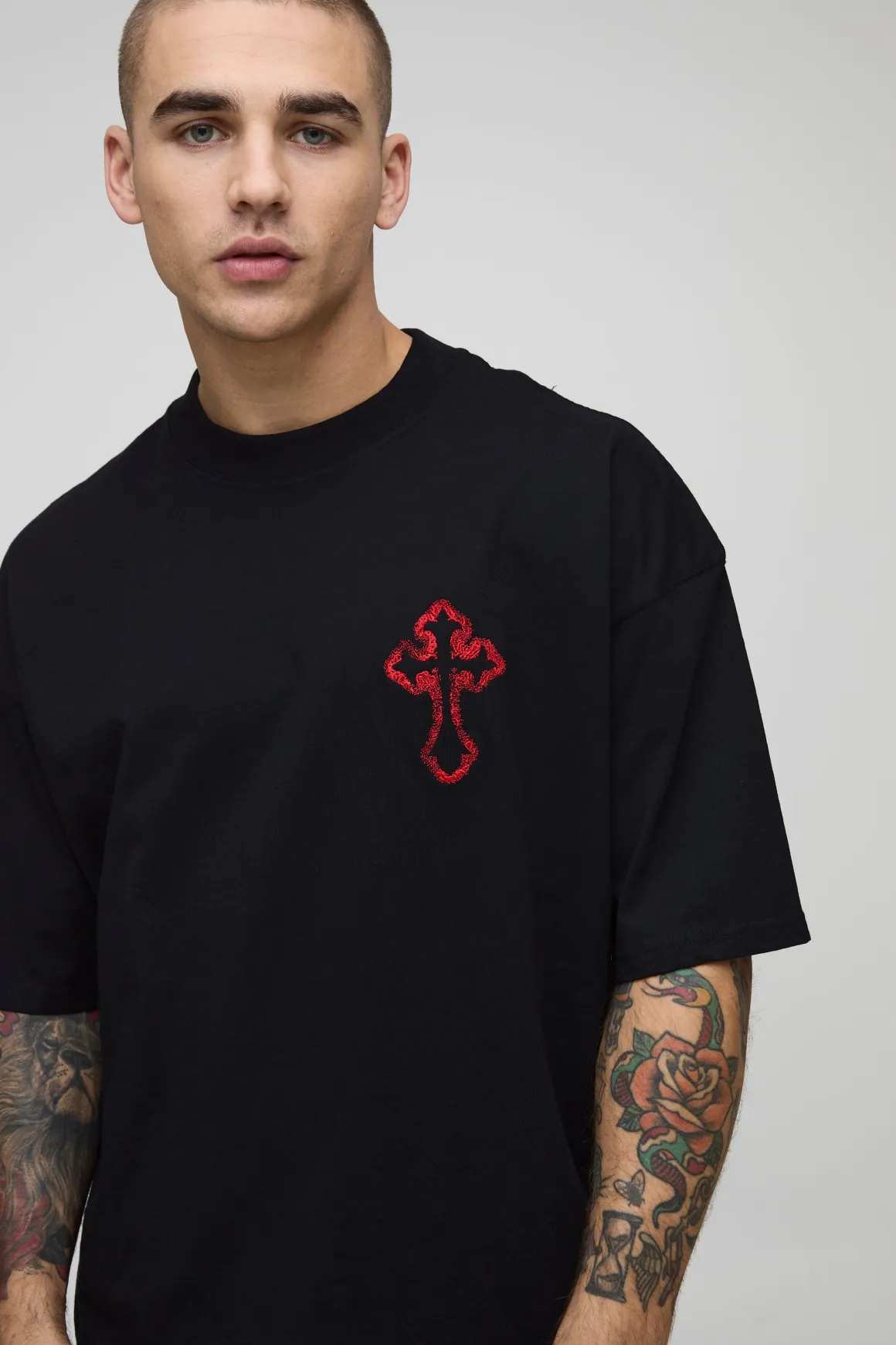 T-shirt gothique boxy surdimensionné à croix brodée