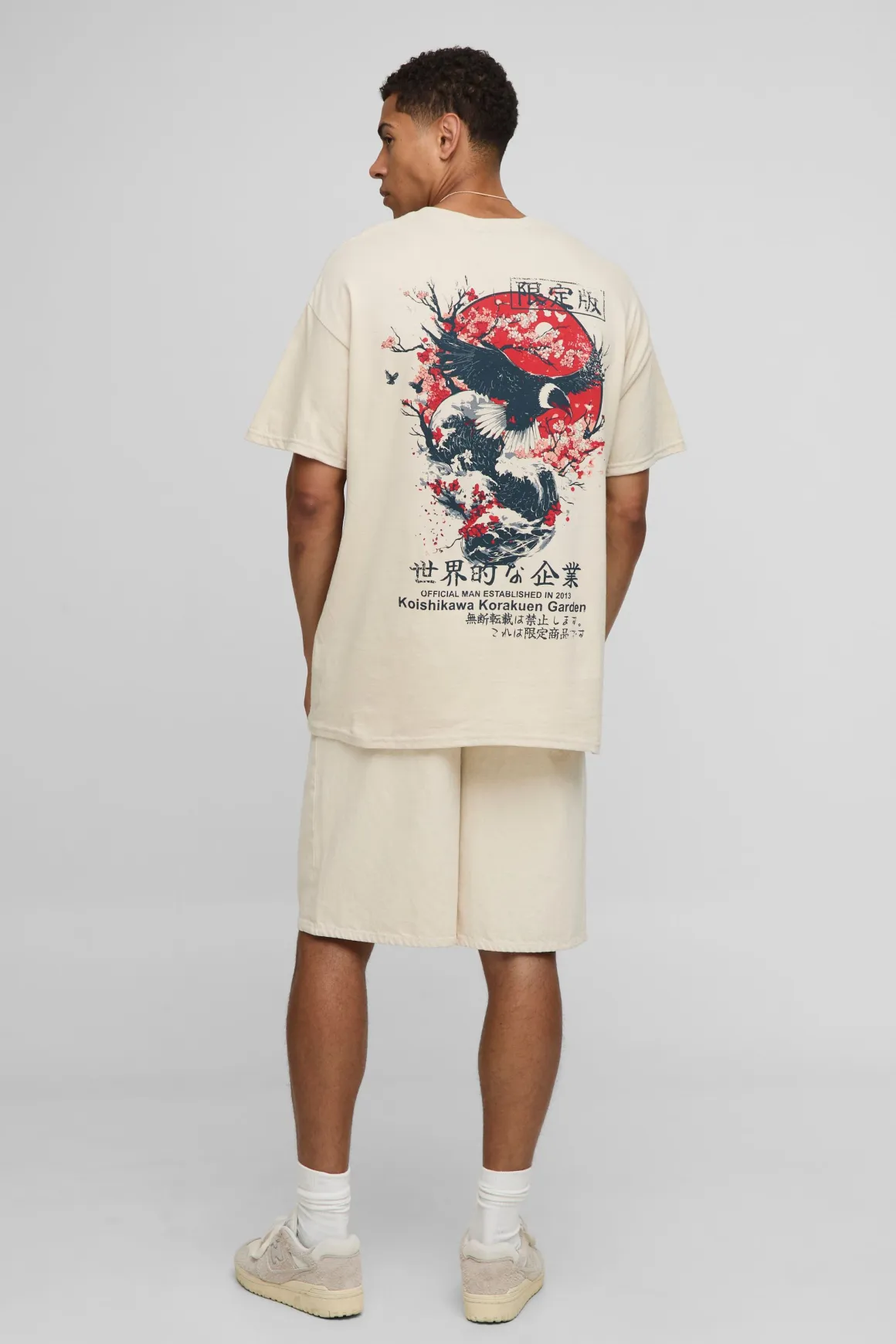 T-shirt graphique avec un oiseau surdimensionné