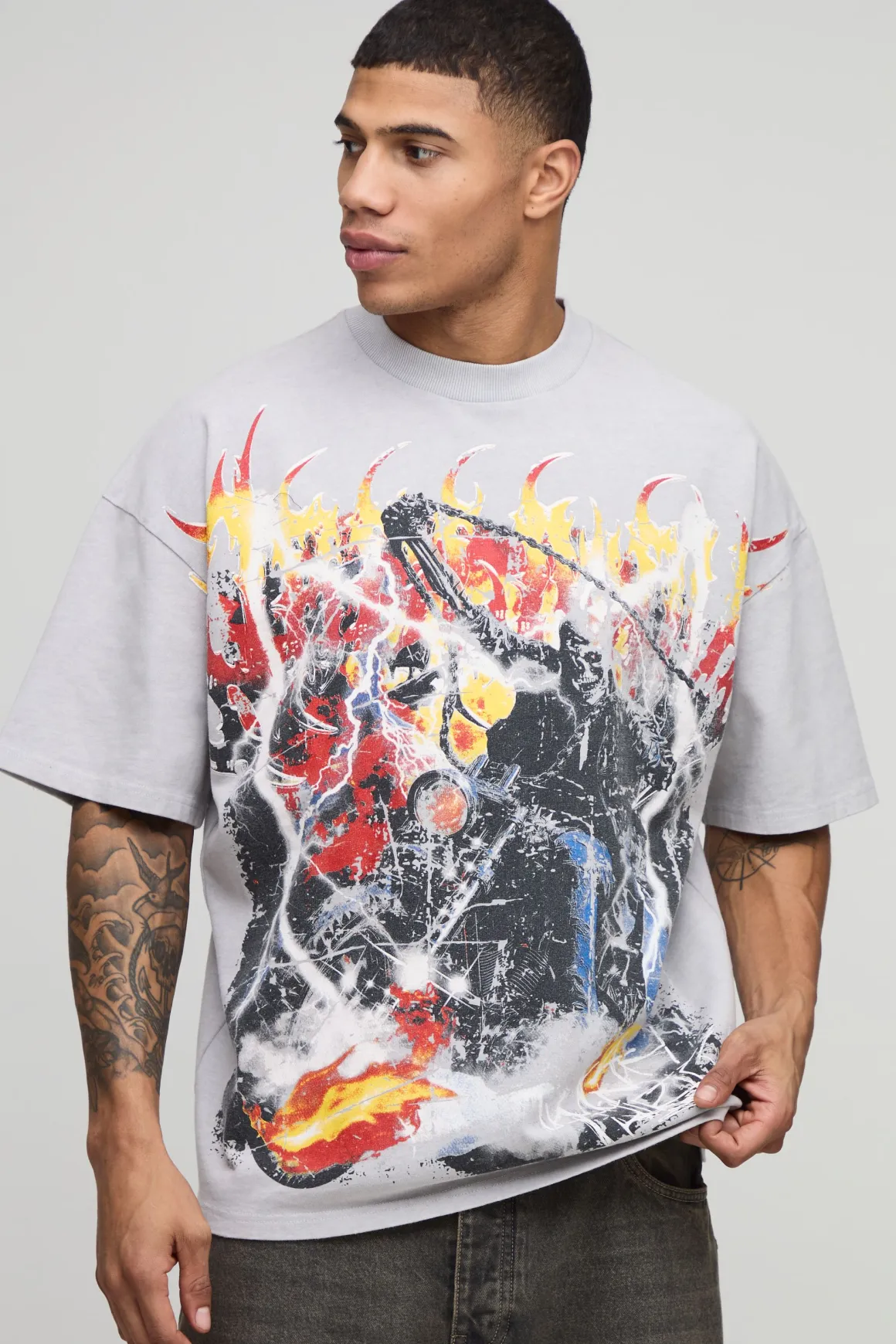 T-shirt graphique premium gris ardoise surdimensionné, col étendu, style gothique biker, sur-coutures, tissu poids lourd