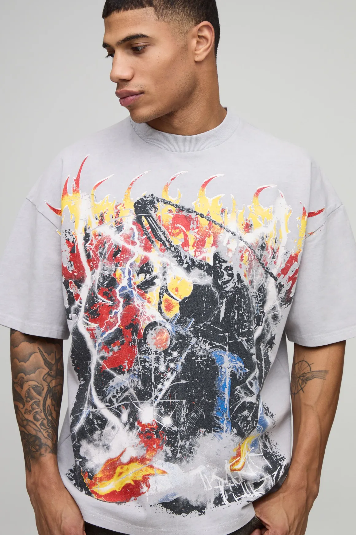 T-shirt graphique premium gris ardoise surdimensionné, col étendu, style gothique biker, sur-coutures, tissu poids lourd