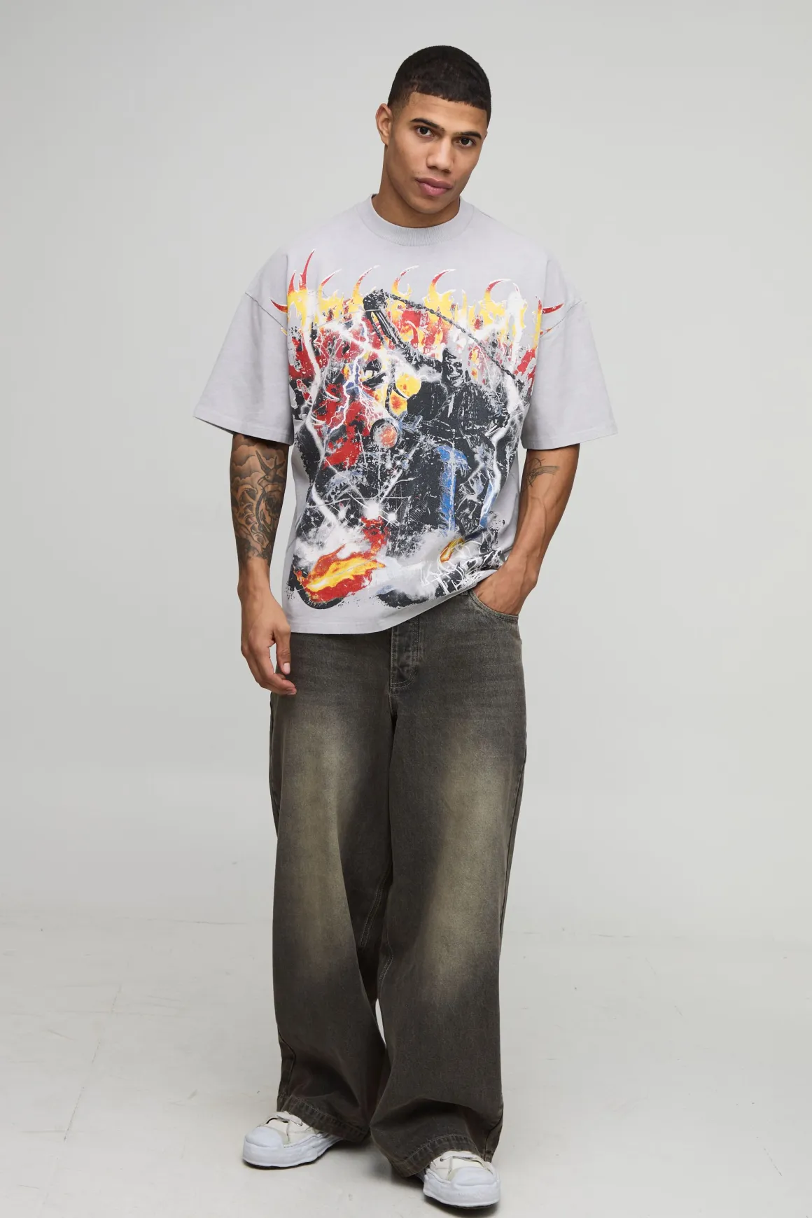 T-shirt graphique premium gris ardoise surdimensionné, col étendu, style gothique biker, sur-coutures, tissu poids lourd