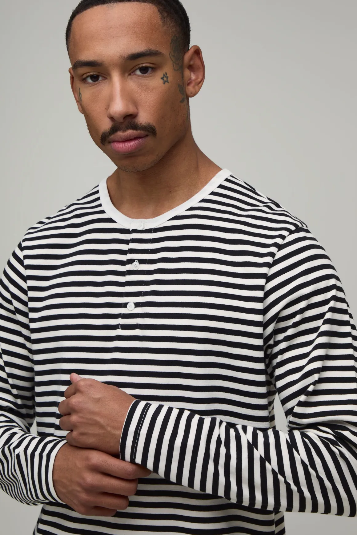 T-shirt Henley À Rayures Manches Longues Coupe Regular