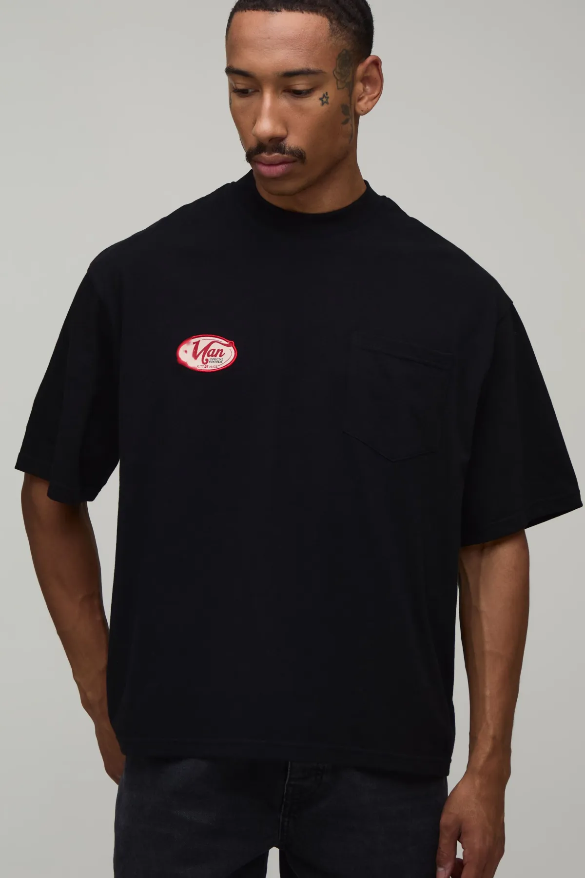 boohooMAN T-shirt Homme Oversize Poids Lourd Avec Appliqué Col Étendu Et Poche Poitrine<Homme T-Shirts