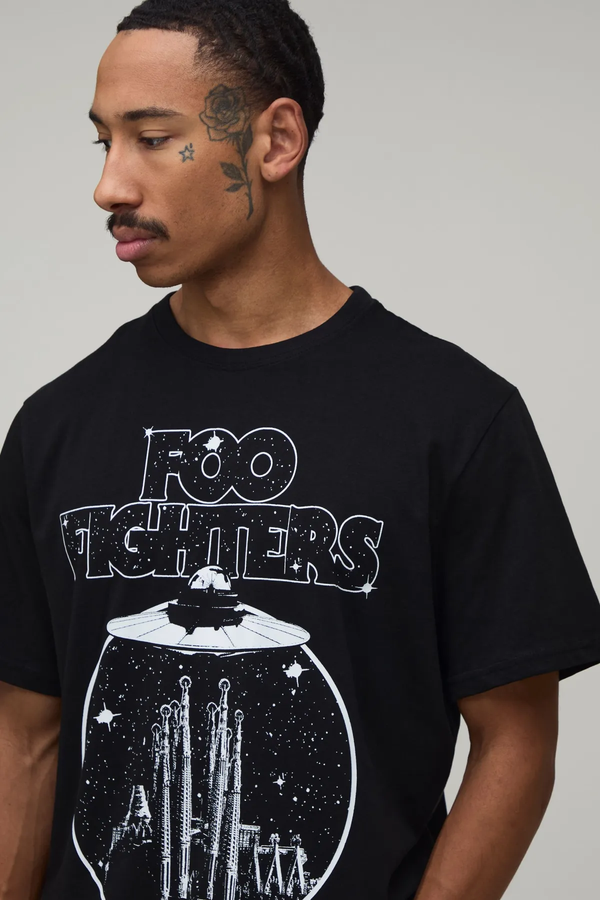 boohooMAN T-shirt Imprimé Licence Space Foo Fighters Oversize<Homme T-Shirts Impriméstendances|T-Shirts