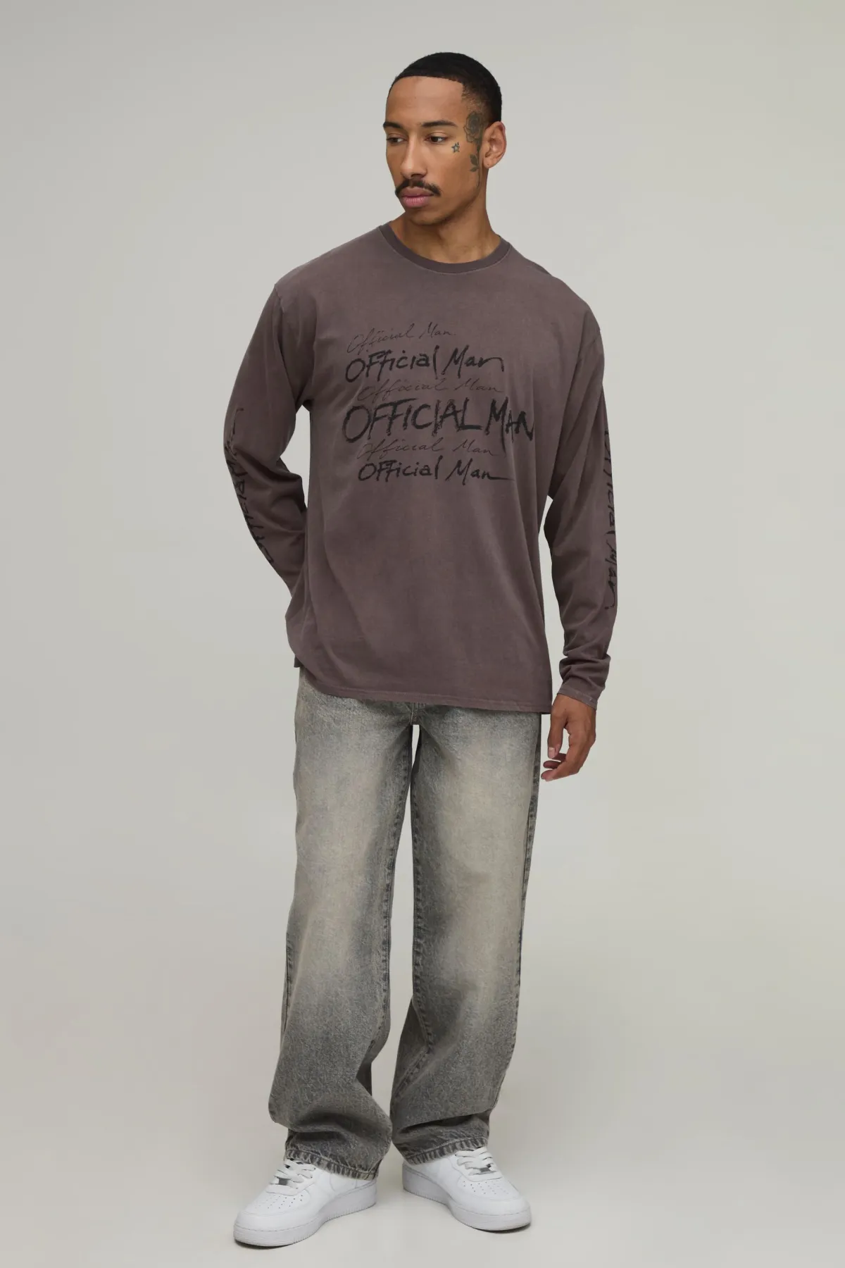 boohooMAN T-shirt À Manches Longues Oversize Délavé Chocolat Imprimé Doodle Officiel<Homme T-Shirts Impriméstendances|T-Shirts