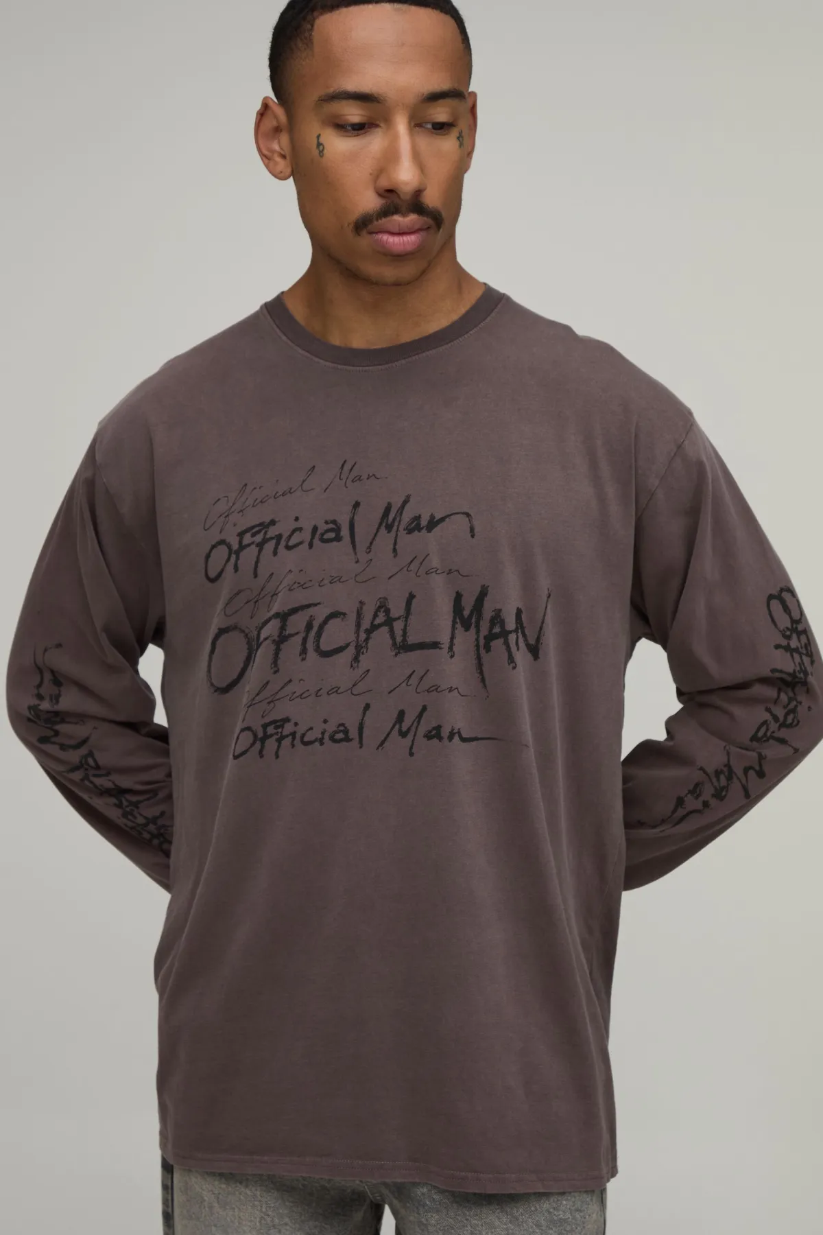 boohooMAN T-shirt À Manches Longues Oversize Délavé Chocolat Imprimé Doodle Officiel<Homme T-Shirts Impriméstendances|T-Shirts