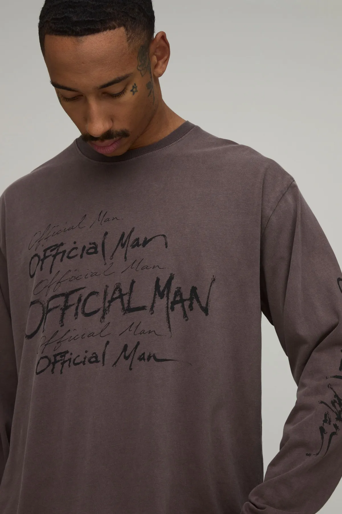 boohooMAN T-shirt À Manches Longues Oversize Délavé Chocolat Imprimé Doodle Officiel<Homme T-Shirts Impriméstendances|T-Shirts