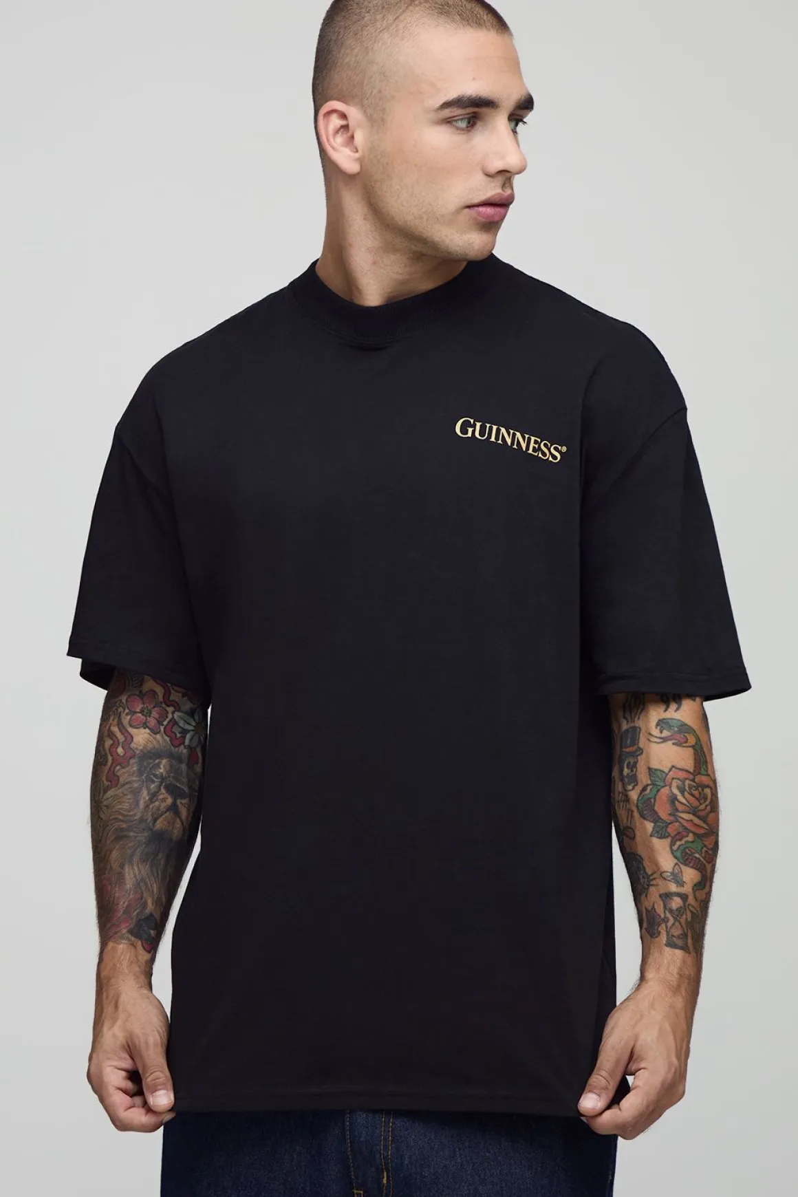 T-shirt noir surdimensionné à col étendu imprimé sous licence Guinness