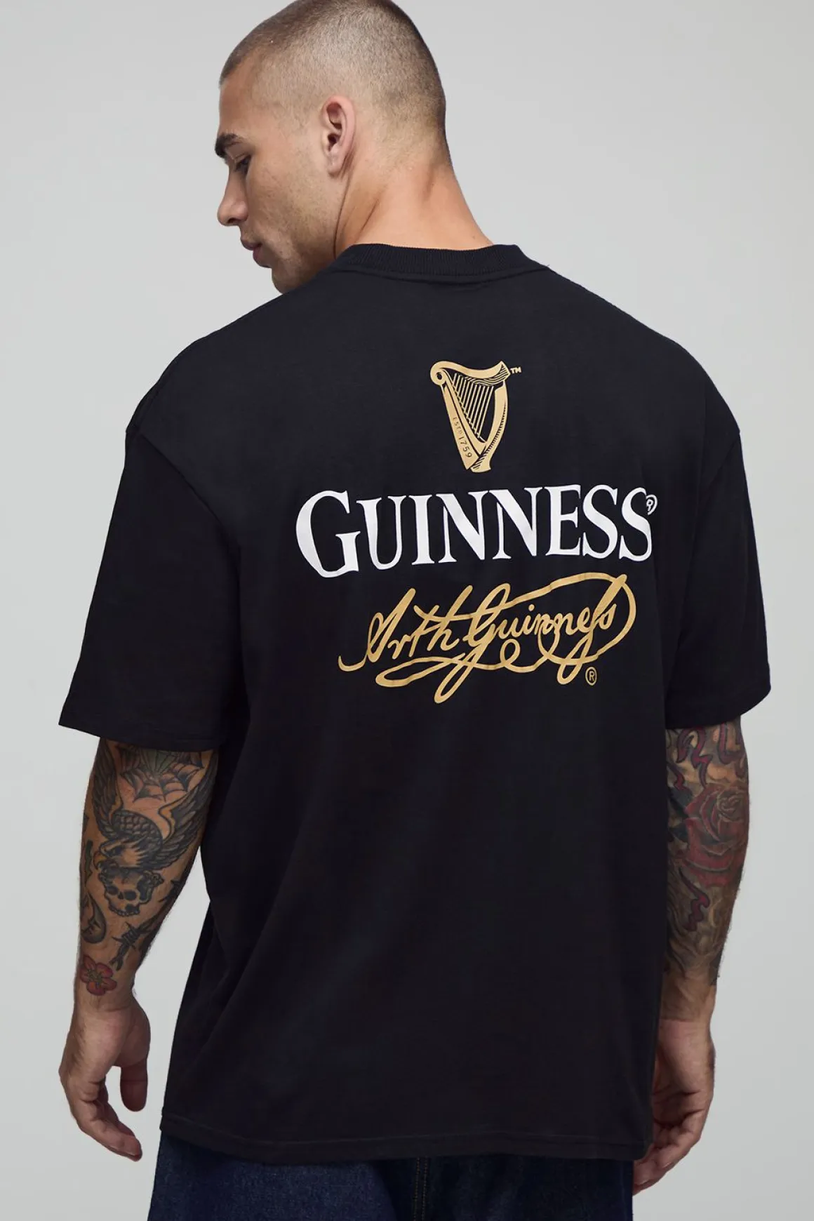 T-shirt noir surdimensionné à col étendu imprimé sous licence Guinness