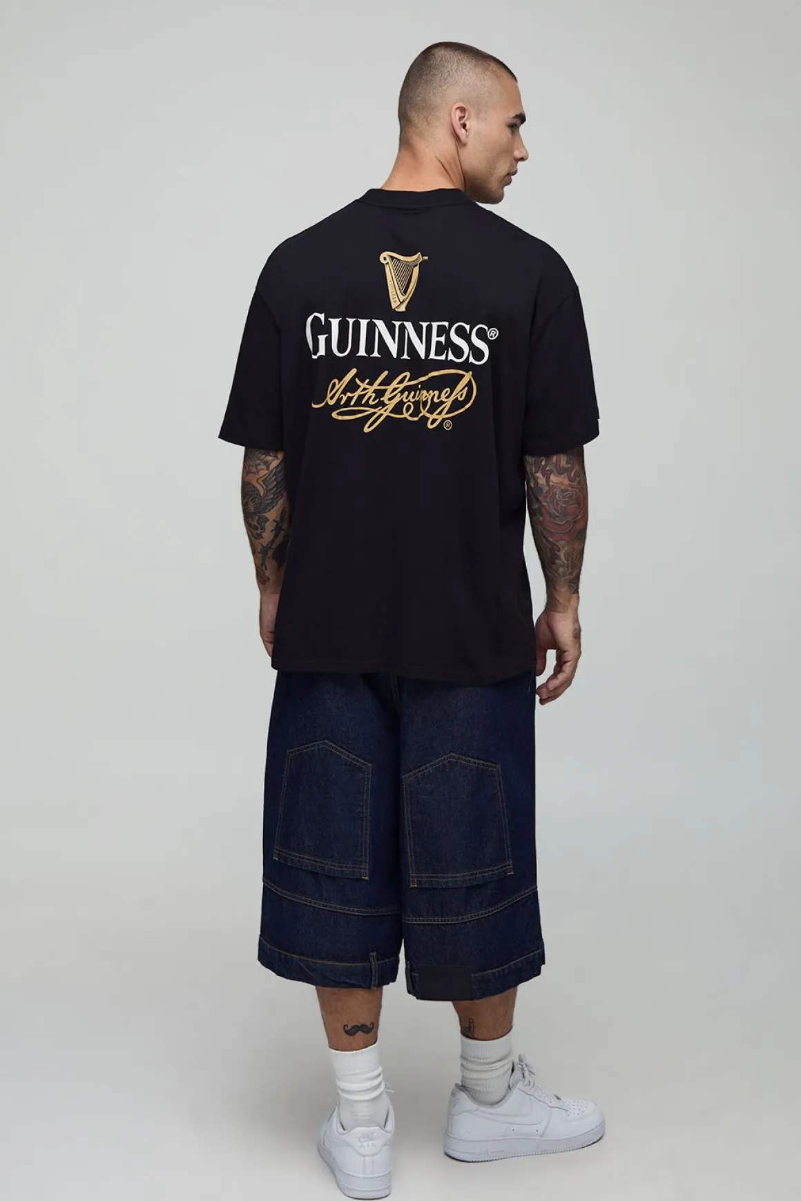 T-shirt noir surdimensionné à col étendu imprimé sous licence Guinness