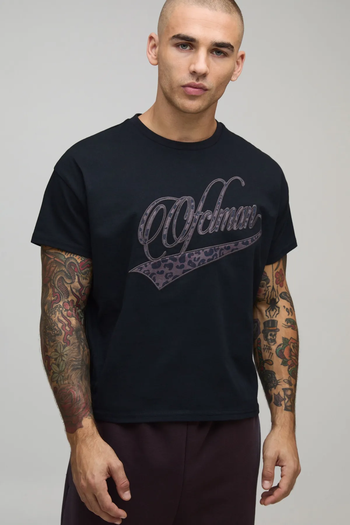 boohooMAN T-Shirt OFCLMAN Surdimensionné Rétréci à Imprimé Léopard Appliqué<Homme T-Shirts Impriméstendances|T-Shirts