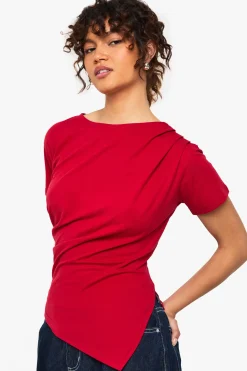 T-shirt à ourlet asymétrique et taille cintrée