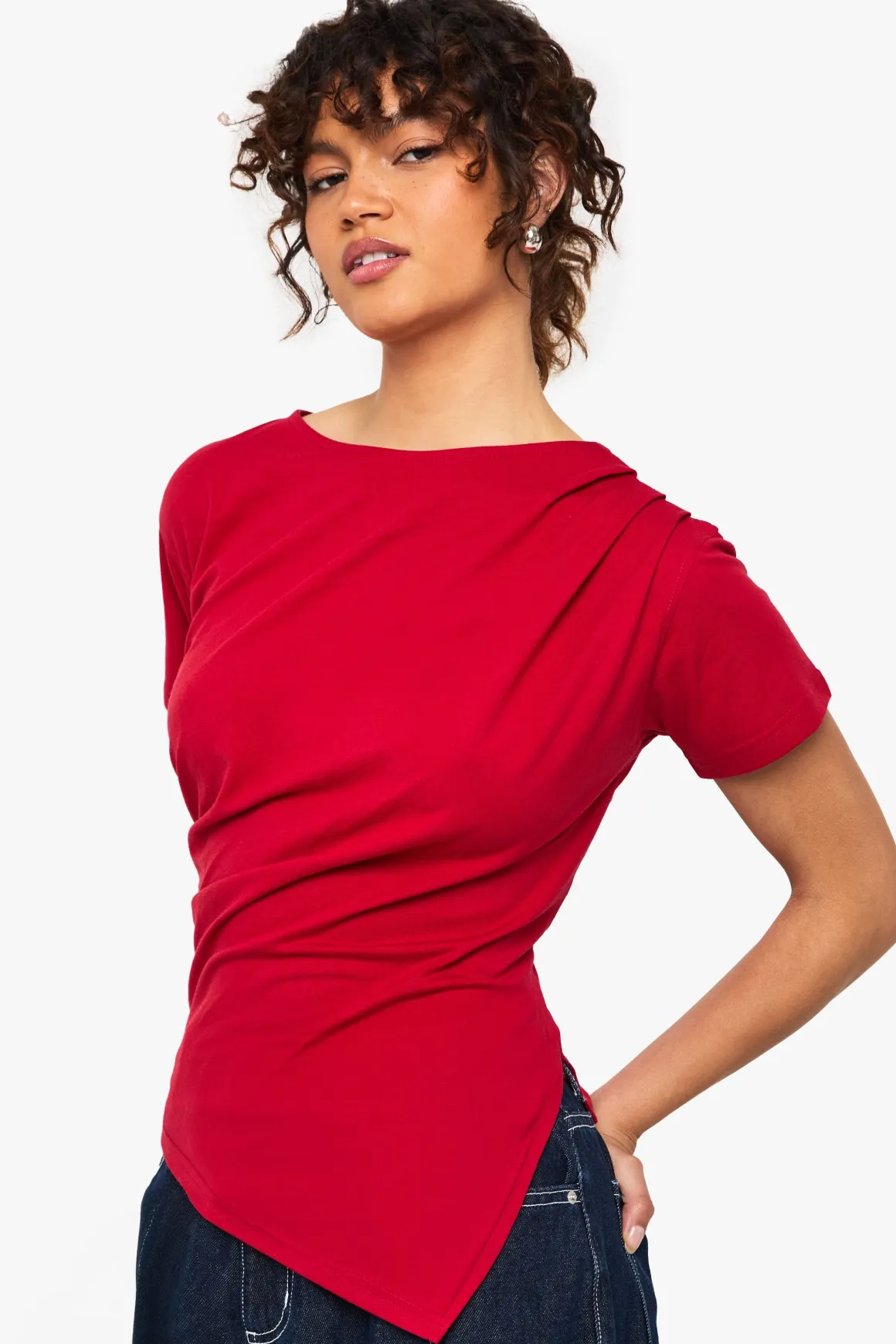 T-shirt à ourlet asymétrique et taille cintrée
