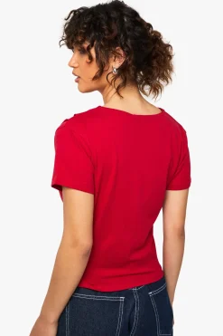 T-shirt à ourlet asymétrique et taille cintrée