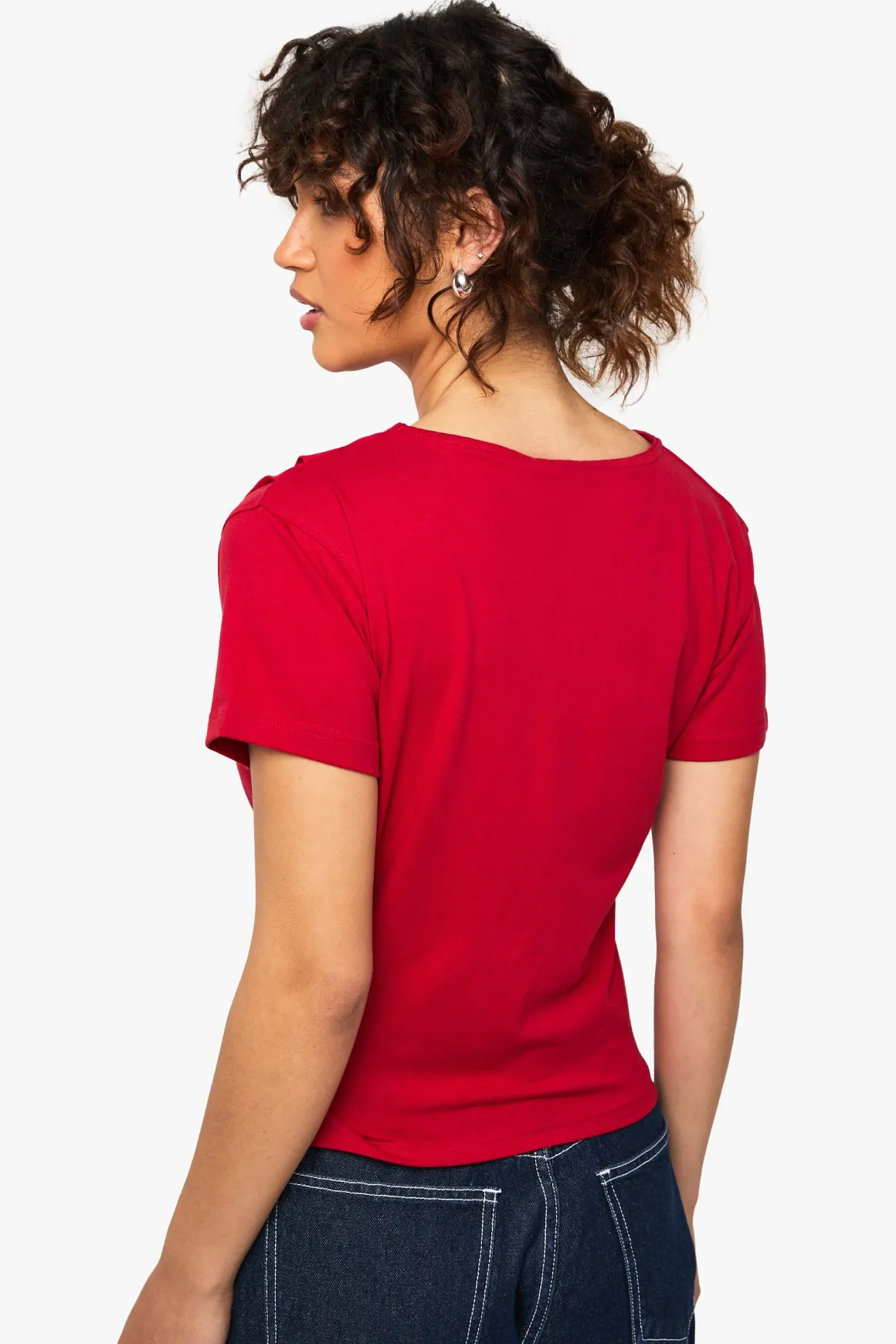 T-shirt à ourlet asymétrique et taille cintrée
