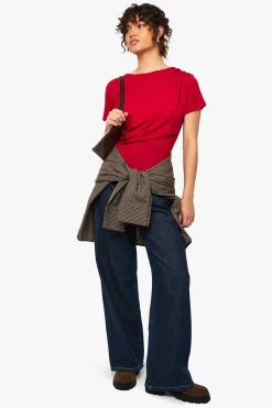 T-shirt à ourlet asymétrique et taille cintrée