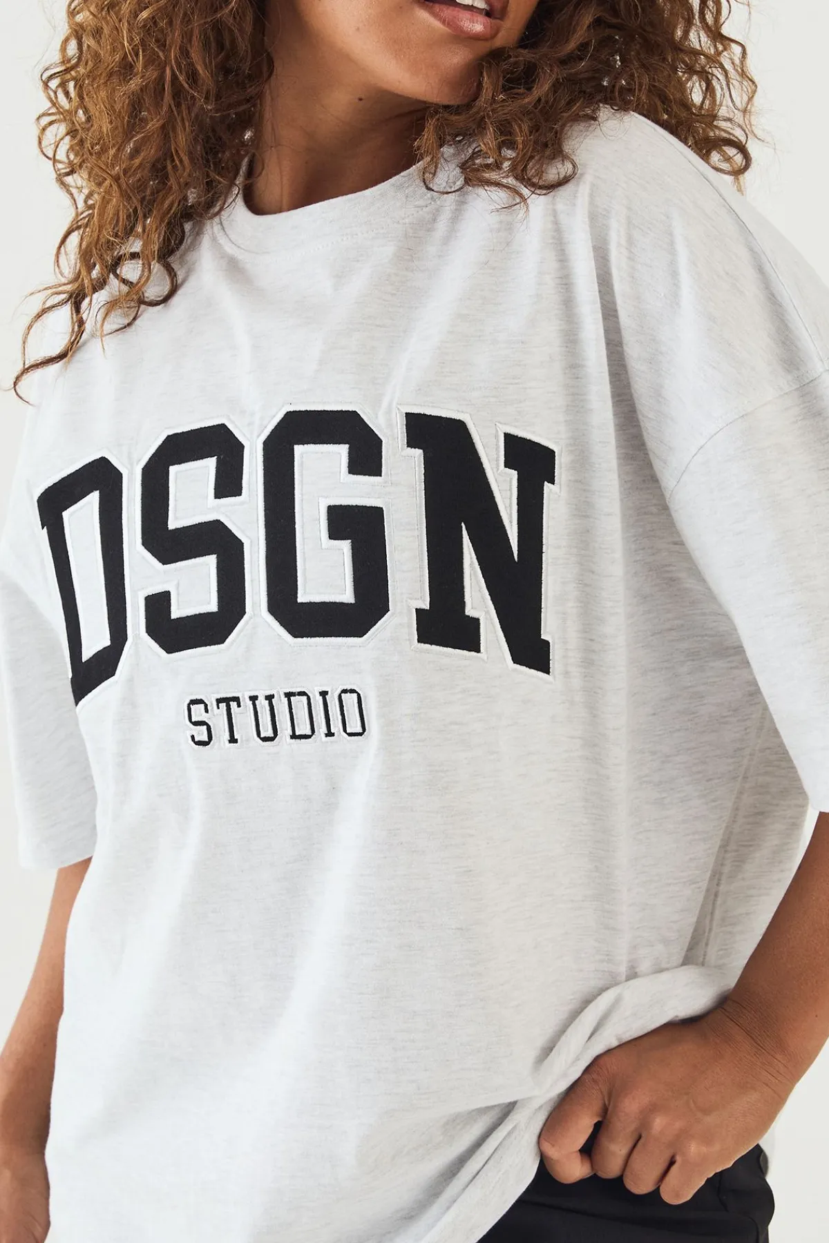 DSGN Studio T-shirt Oversize À Appliqué Universitaire<Femme Dsgn Studio|Tops