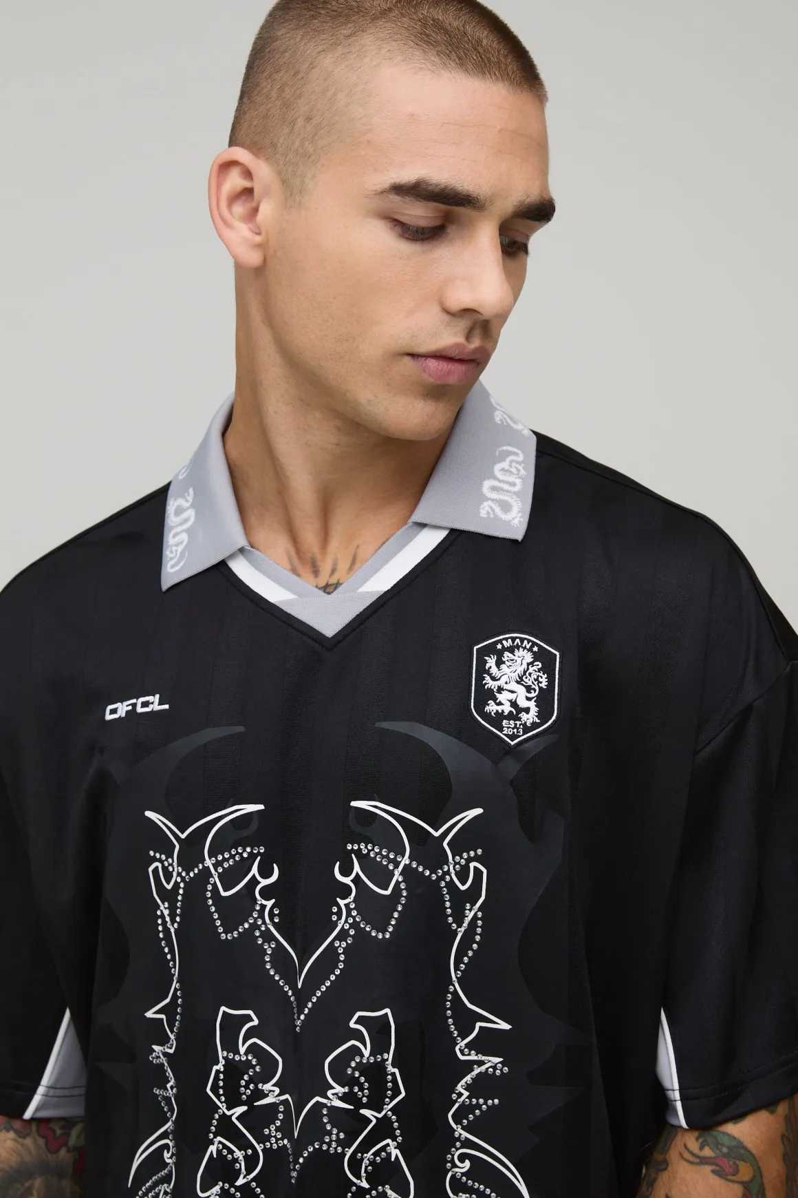 T-shirt Oversize Grunge Varsity En Mesh Avec Strass Et Col En V