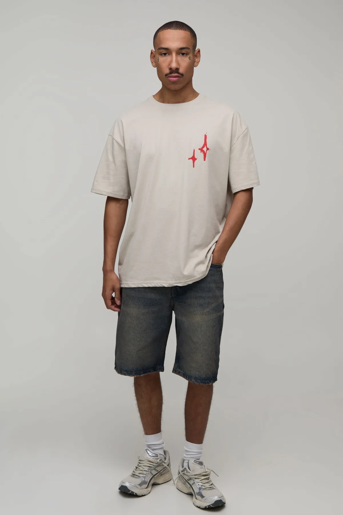 boohooMAN T-shirt Oversize Imprimé Graffiti Étoile Effet Spray<Homme Tout Afficher|T-Shirts Grande Taille