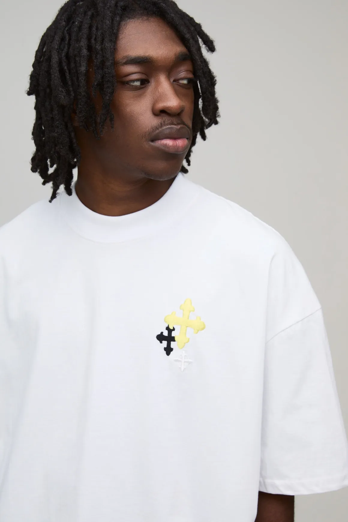 T-shirt oversize à la coupe boxy et orné d'une broderie en croix