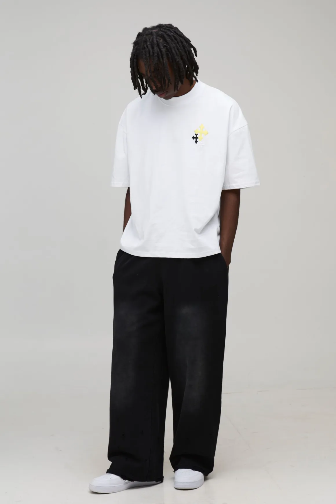T-shirt oversize à la coupe boxy et orné d'une broderie en croix