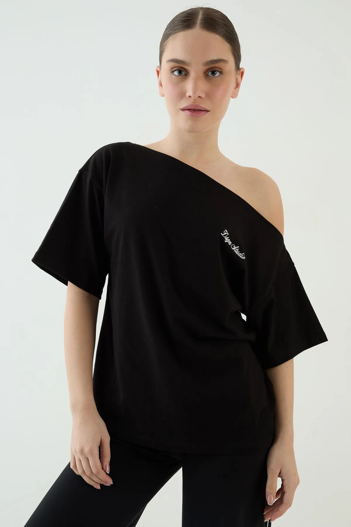 DSGN Studio T-shirt À Épaule Dénudée Script<Femme Dsgn Studio|Tops