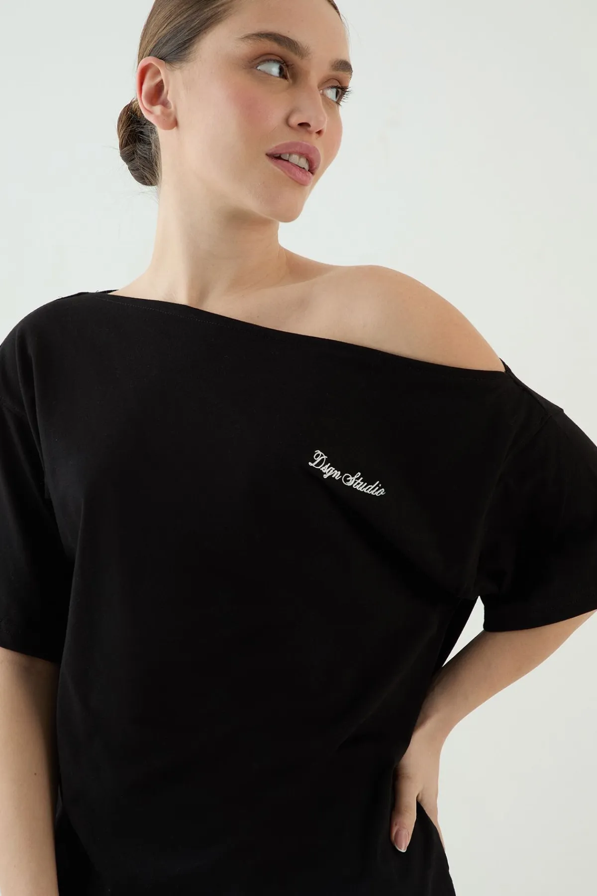 DSGN Studio T-shirt À Épaule Dénudée Script<Femme Dsgn Studio|Tops