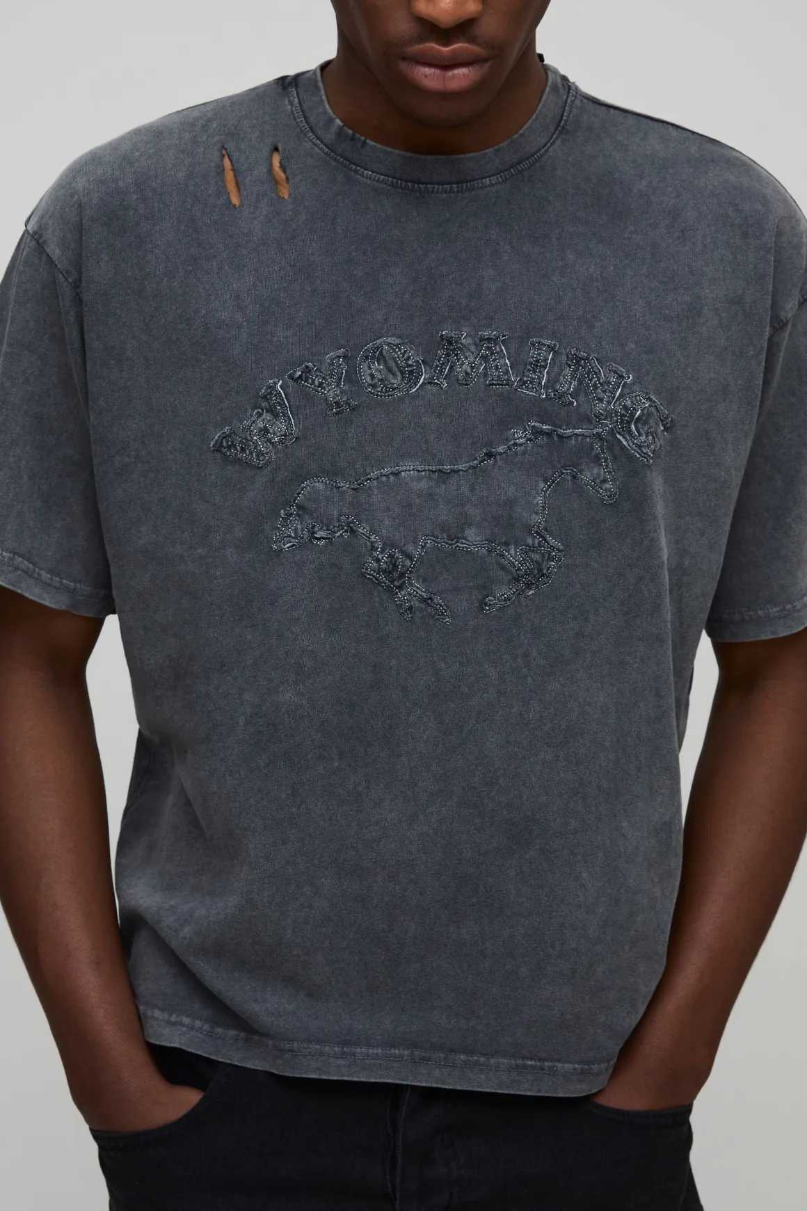 T-shirt rétréci à coupe boxy, délavé, orné d'appliqués, en tissu épais et avec un effet vieilli