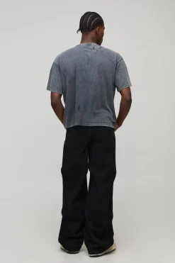 T-shirt rétréci à coupe boxy, délavé, orné d'appliqués, en tissu épais et avec un effet vieilli