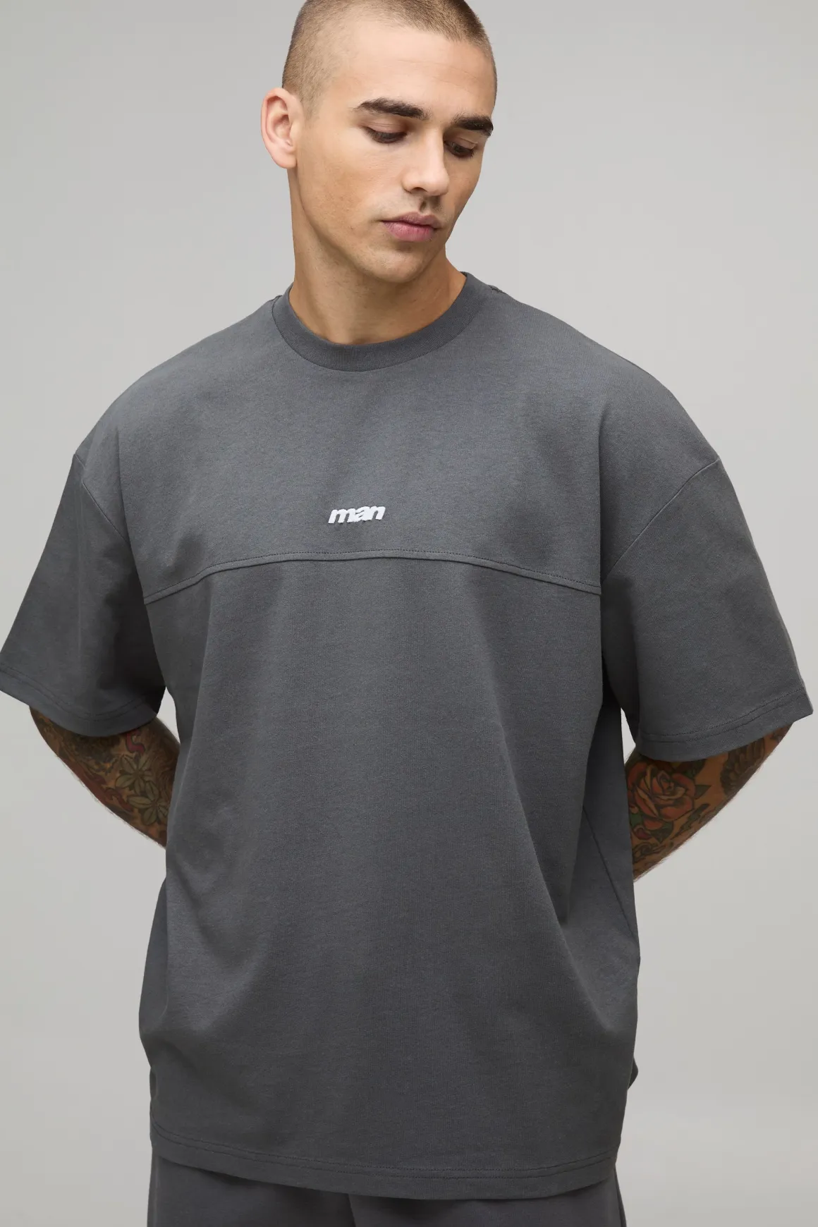 T-shirt sport pour homme surdimensionné, en tissu lourd à panneaux et brodé