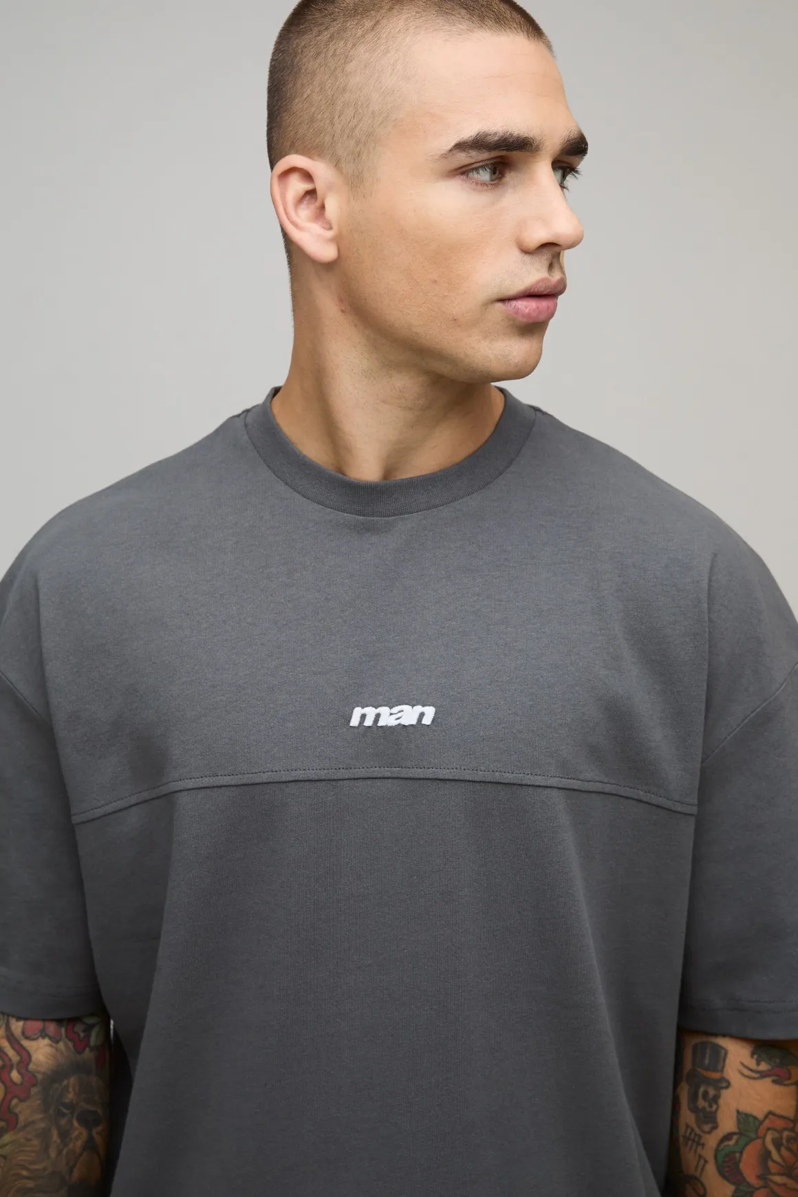 T-shirt sport pour homme surdimensionné, en tissu lourd à panneaux et brodé