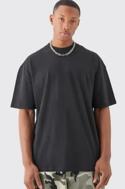 T-shirt surdimensionné à col étendu au-delà de la couture avec imprimé gothique sur le dos