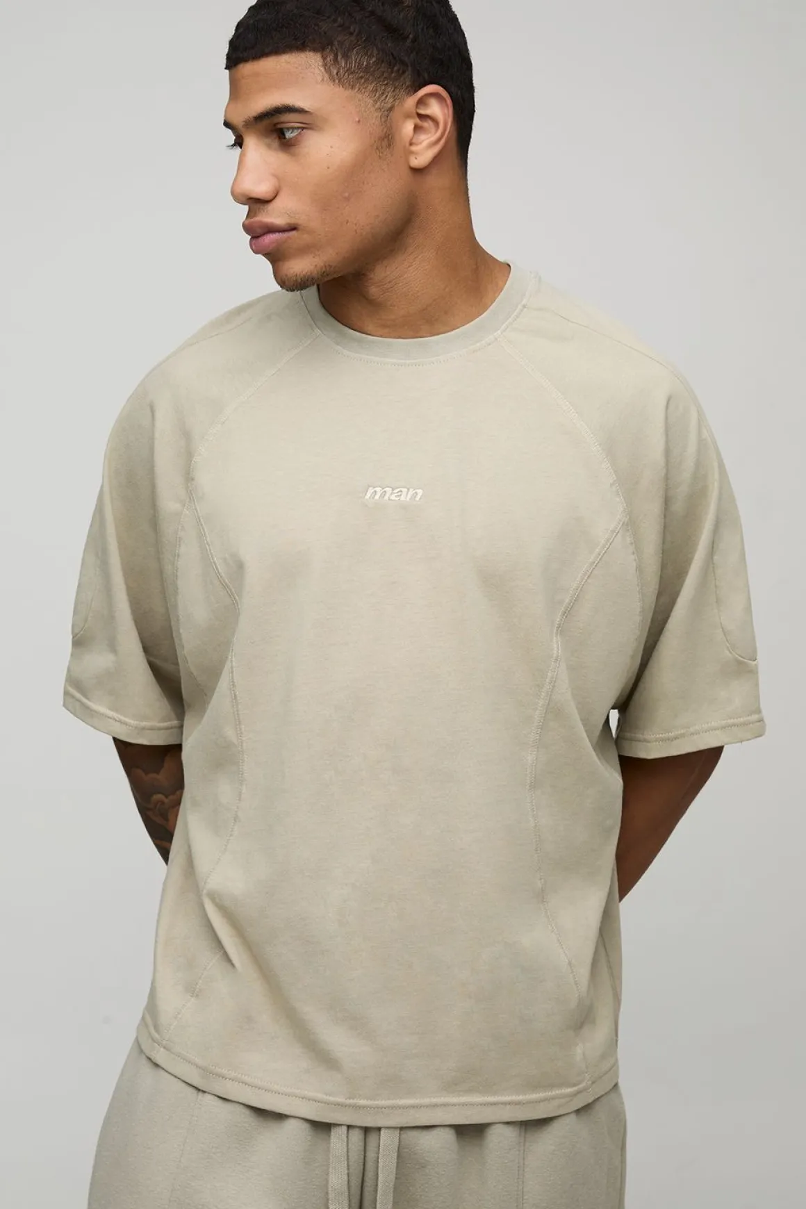 T-shirt ultra surdimensionné à la coupe carrée, de tissu lourd avec détails de broderie