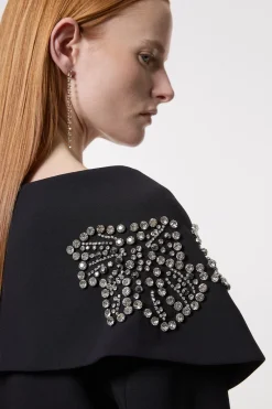 Veste asymétrique sur mesure ornée de cristaux floraux placés