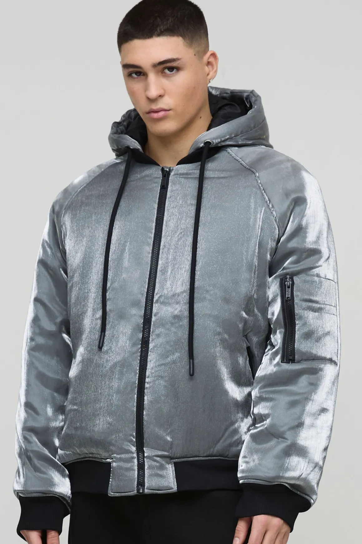 Veste bomber surdimensionnée à capuche en liquide métallique en gris