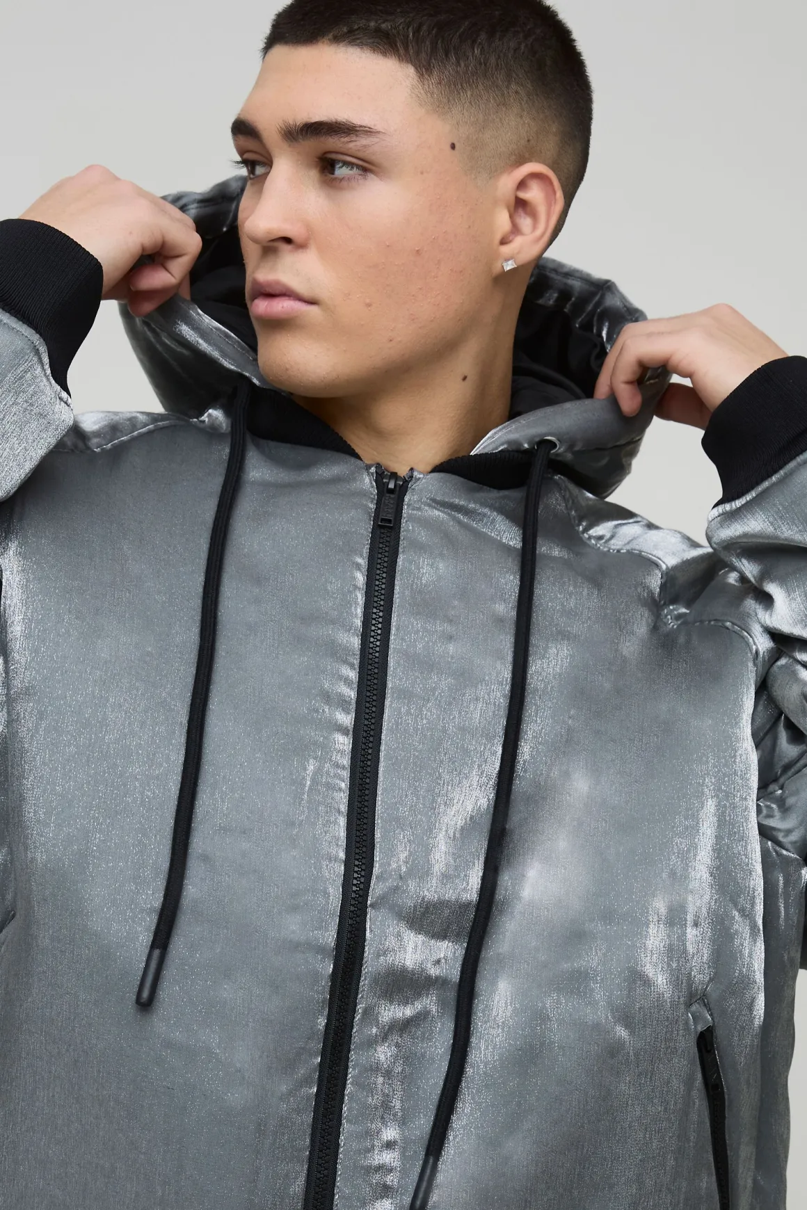 Veste bomber surdimensionnée à capuche en liquide métallique en gris