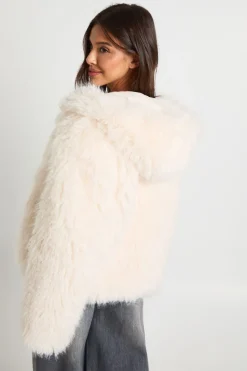 Veste à capuche courte en fourrure artificielle