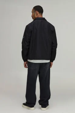 boohooMAN Veste Coach à Col avec Badge Universitaire<Homme Vestes & Manteaux Grande Taille|Tout Afficher