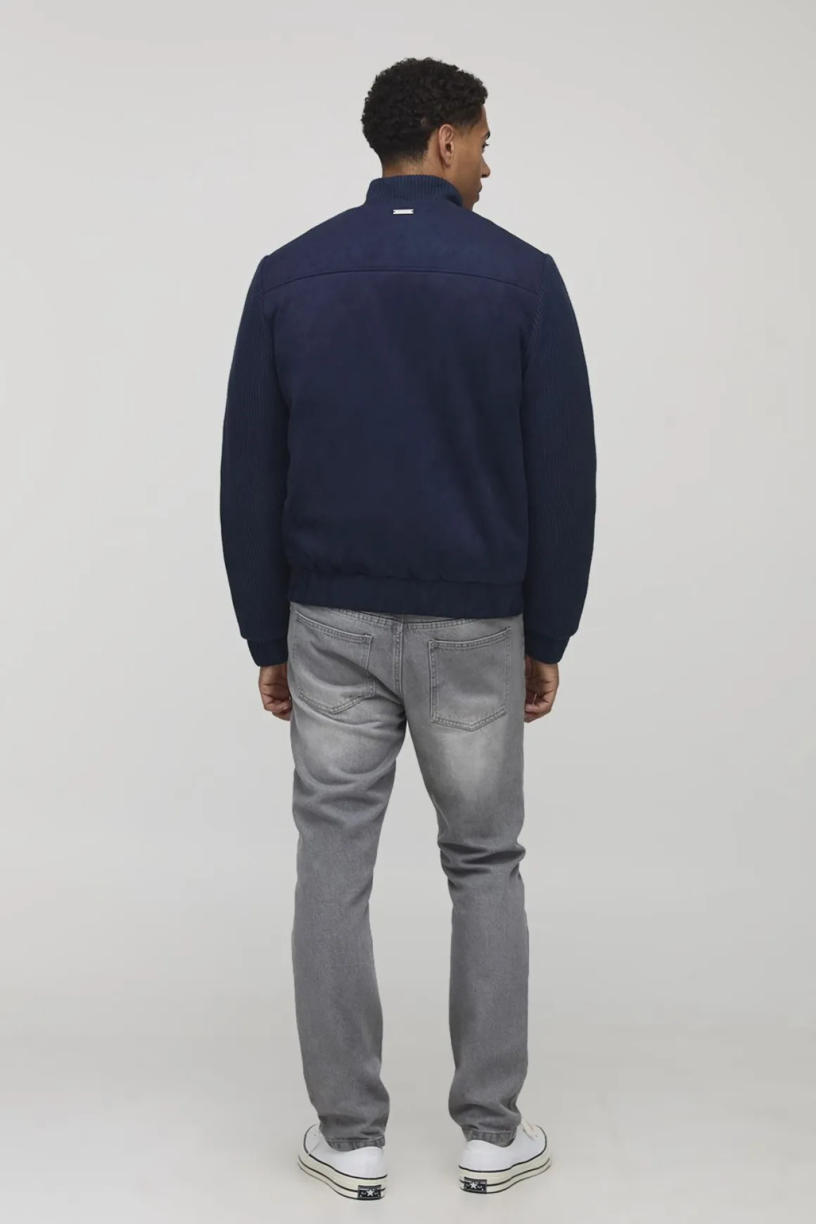 Veste à col entonnoir, coupe régulière, manches texturées en synthétique