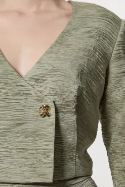 Veste Courte Cintrée À Boutonnage Frontal En Satin Froissé