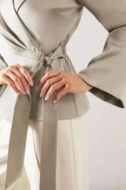 Veste Croisée en Satin Fluide avec Ceinture à Nouer