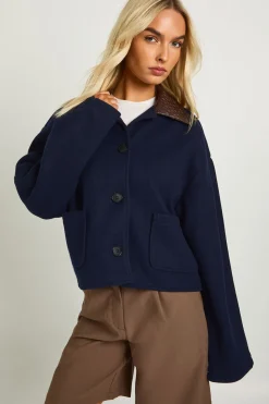 Veste cropée à col en synthétique à l'allure laine
