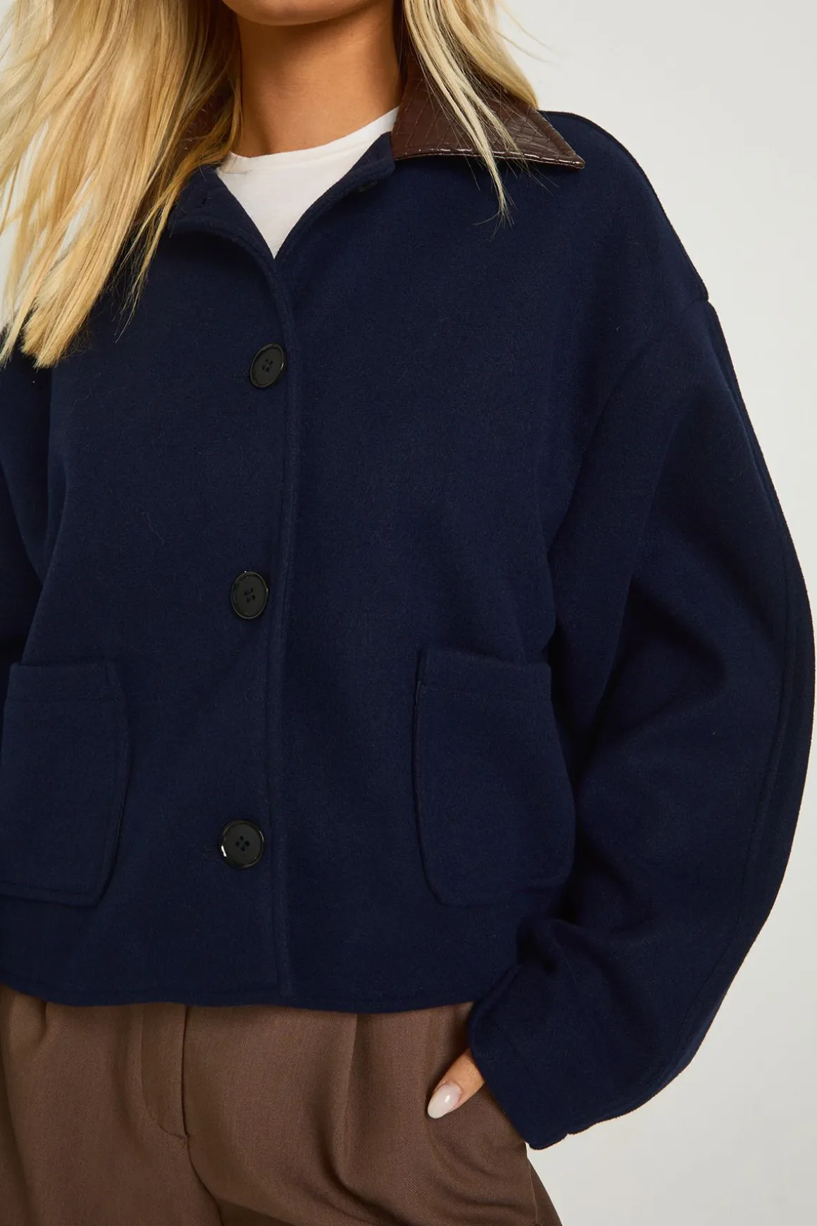 Veste cropée à col en synthétique à l'allure laine