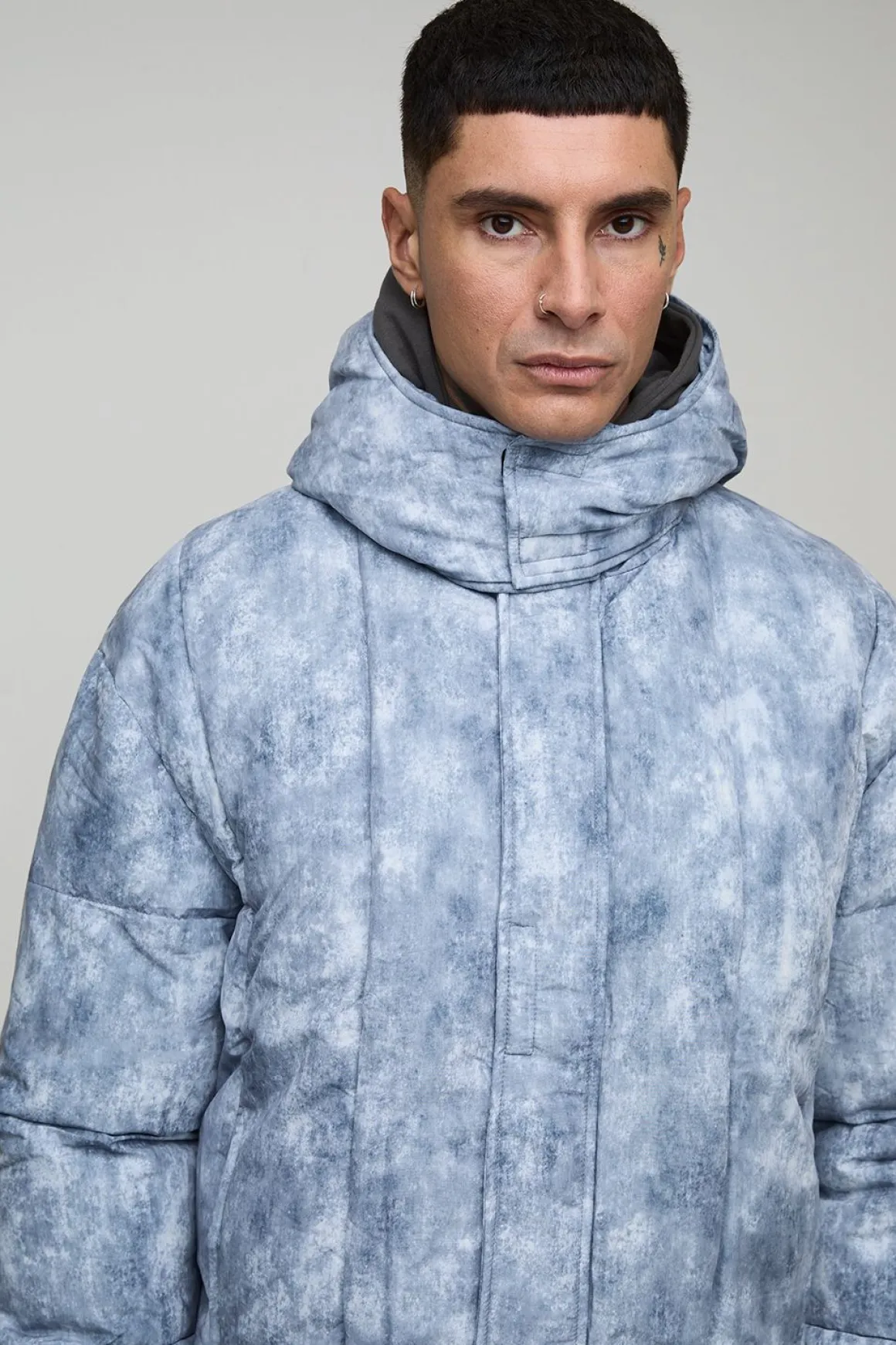 Veste doudoune à capuche en nylon lavé, col entonnoir, coupe ample et allongée