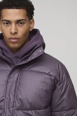 Veste doudoune à coupe régulière, effet froissé, haute brillance et panneaux, dotée d'un col entonnoir.