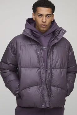 Veste doudoune à coupe régulière, effet froissé, haute brillance et panneaux, dotée d'un col entonnoir.