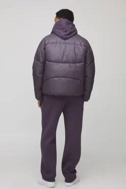 Veste doudoune à coupe régulière, effet froissé, haute brillance et panneaux, dotée d'un col entonnoir.